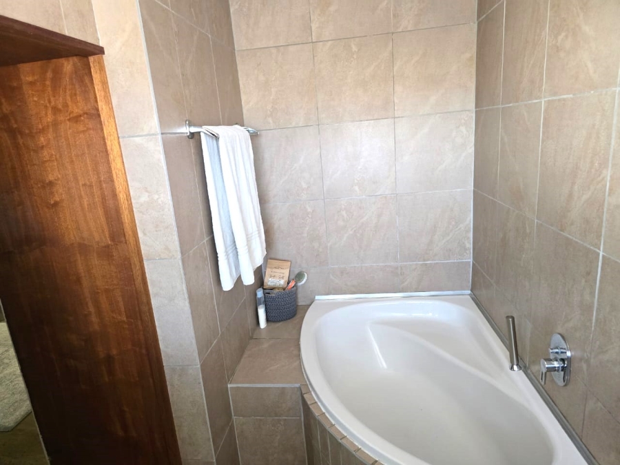 3 Bedroom Property for Sale in Denneburg Western Cape